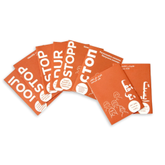 Gesamtbild mit aufgelegten Borschüren aller Sprachen